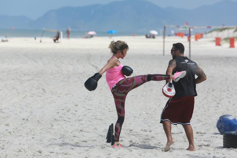 Giovanna Ewbank faz treino funcional com Chico Salgado