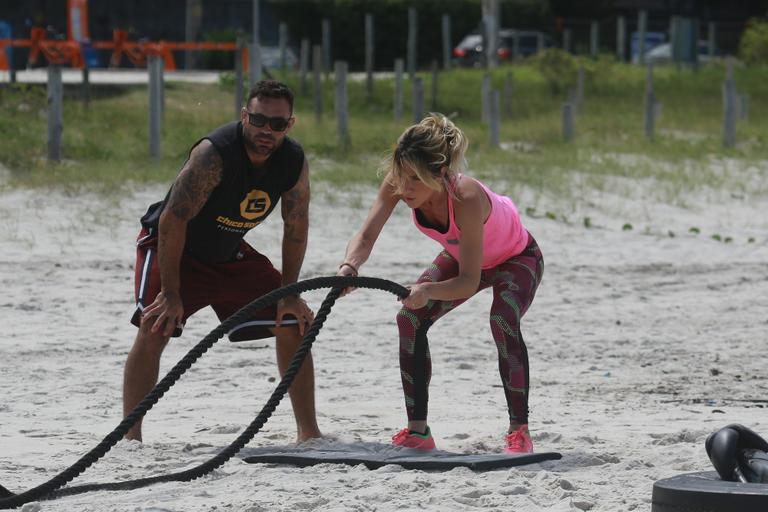 Giovanna Ewbank faz treino funcional com Chico Salgado