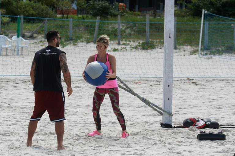 Giovanna Ewbank faz treino funcional com Chico Salgado