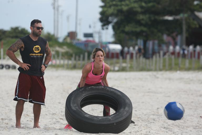 Giovanna Ewbank faz treino funcional com Chico Salgado