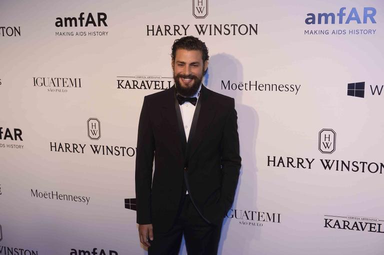 Celebridades marcam presença no baile da amfAR