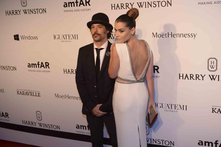 Celebridades marcam presença no baile da amfAR