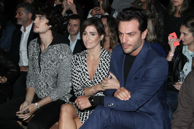 SPFW: Deborah Secco e Rodrigo Lombardi se beijam