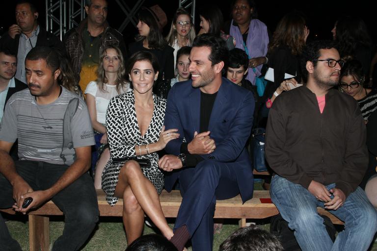 SPFW: Deborah Secco e Rodrigo Lombardi se beijam