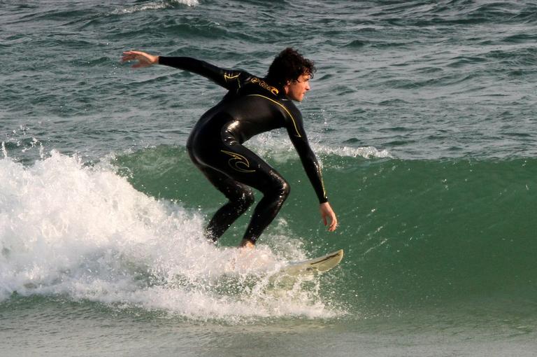 Felipe Dylon aproveita dia de sol para surfar