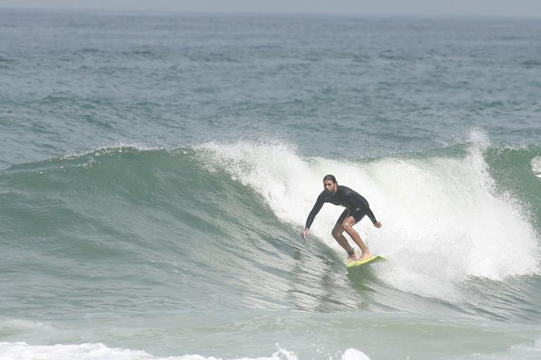 Cauã Reymond mostra habilidade no surf