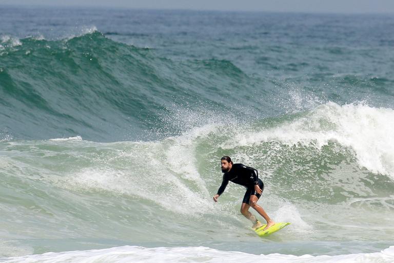 Cauã Reymond mostra habilidade no surf