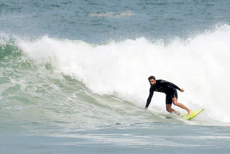 Cauã Reymond mostra habilidade no surf