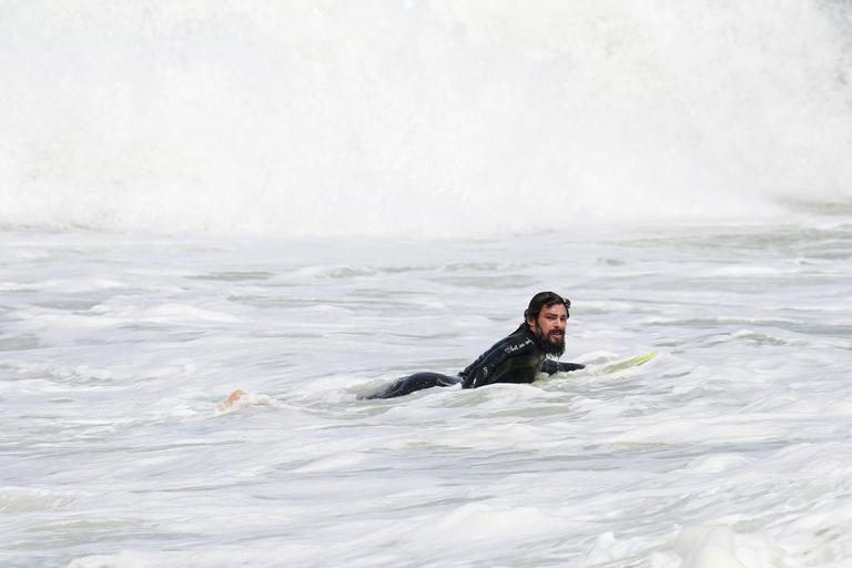 Cauã Reymond mostra habilidade no surf