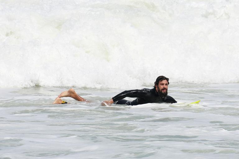 Cauã Reymond mostra habilidade no surf