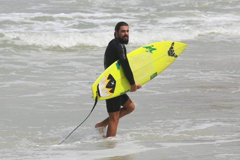 Cauã Reymond mostra habilidade no surf