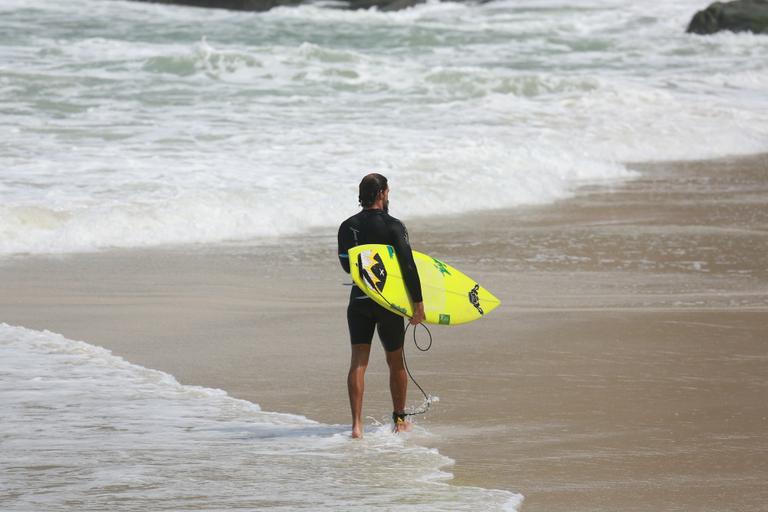 Cauã Reymond mostra habilidade no surf