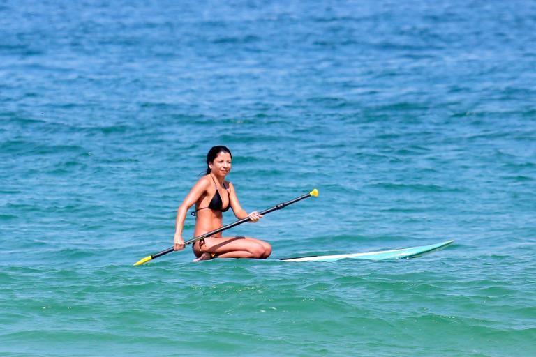 Ana Lima faz stand up paddle no Rio de Janeiro