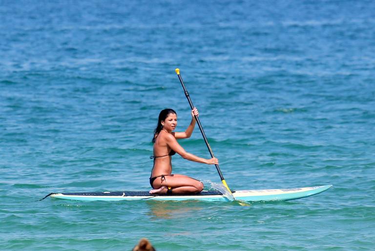 Ana Lima faz stand up paddle no Rio de Janeiro