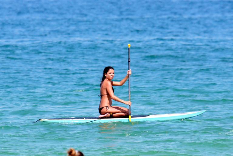 Ana Lima faz stand up paddle no Rio de Janeiro