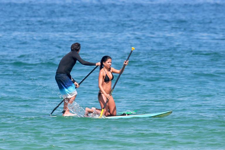 Ana Lima faz stand up paddle no Rio de Janeiro