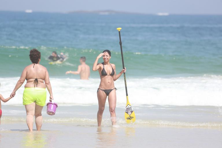 Ana Lima faz stand up paddle no Rio de Janeiro