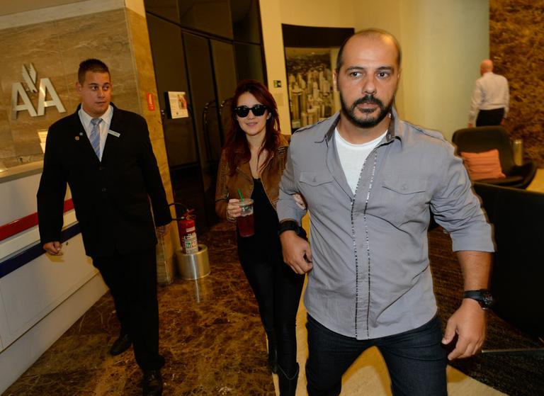 Dulce Maria é fotografada saindo de hotel em SP