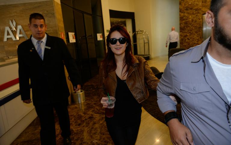 Dulce Maria é fotografada saindo de hotel em SP