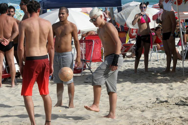 Após tombo, MC Gui pratica exercício na praia