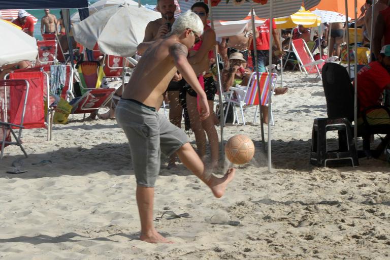 Após tombo, MC Gui pratica exercício na praia