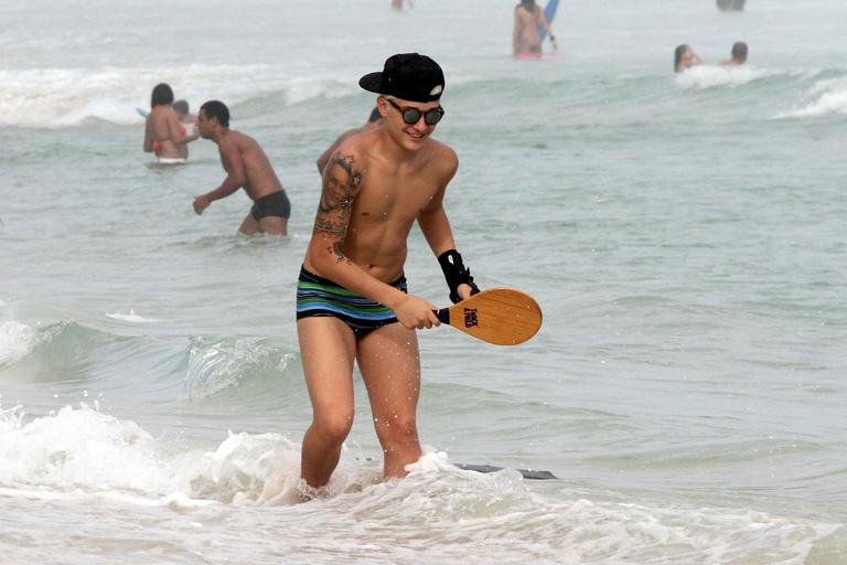 Após tombo, MC Gui pratica exercício na praia