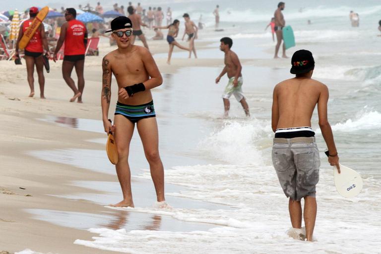 Após tombo, MC Gui pratica exercício na praia