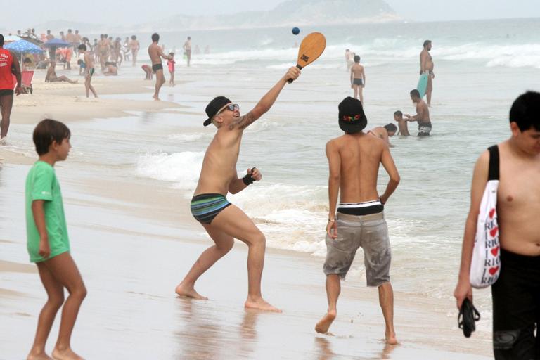 Após tombo, MC Gui pratica exercício na praia