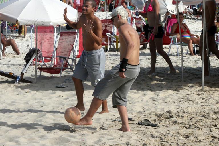 Após tombo, MC Gui pratica exercício na praia