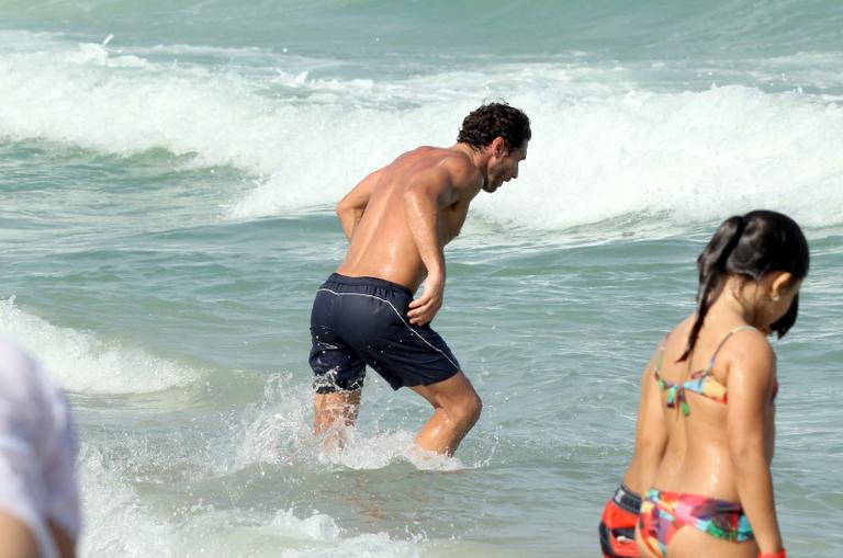 Flávio Canto mostra boa forma em dia de praia