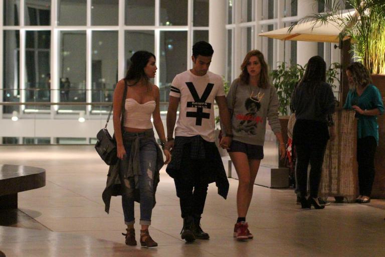 Sophia Abrahão e Sérgio Malheiros curtem jantar em shopping