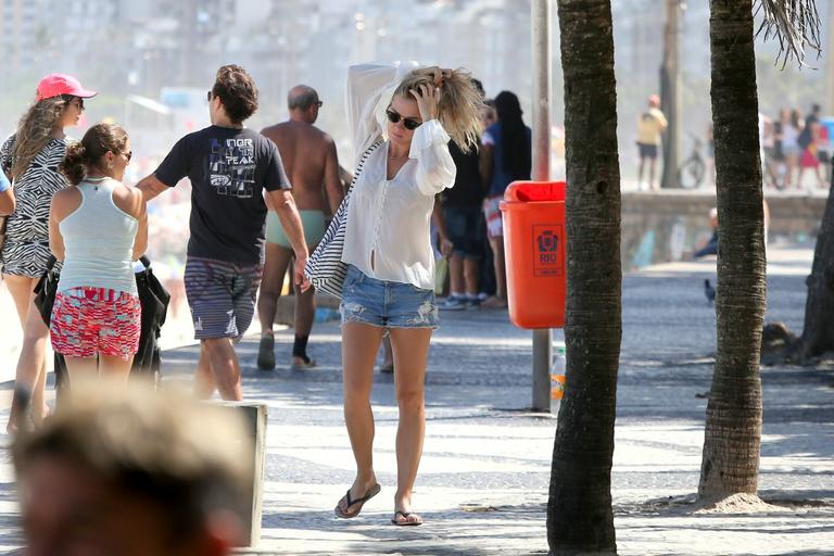 Fiorella Matheis e Alexandre Pato curtem dia de praia