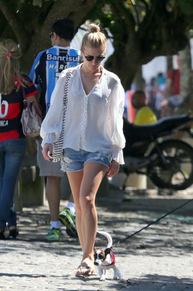 Fiorella Matheis e Alexandre Pato curtem dia de praia