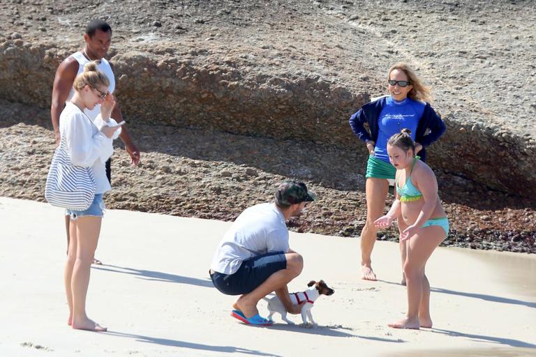 Fiorella Matheis e Alexandre Pato curtem dia de praia