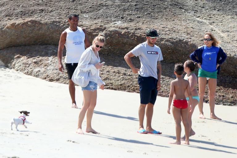 Fiorella Matheis e Alexandre Pato curtem dia de praia