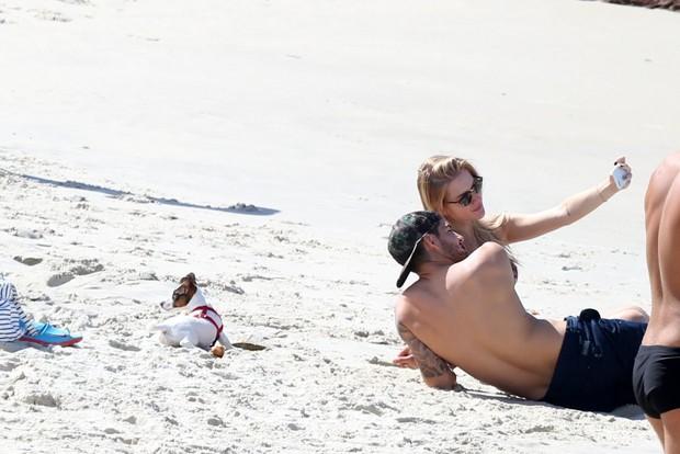 Fiorella Matheis e Alexandre Pato curtem dia de praia