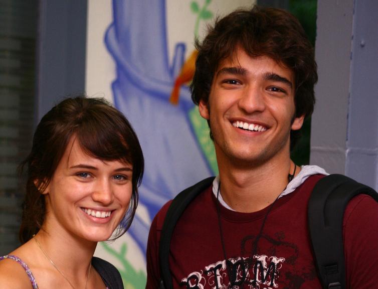 Veja 12 casais que se conheceram nos bastidores de Malhação, como Isabella Santoni e Rafael Vitti