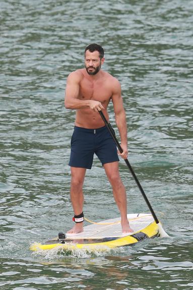 Malvino Salvador pratica Stand Up Paddle