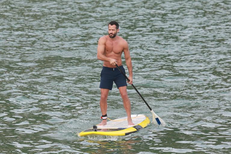 Malvino Salvador pratica Stand Up Paddle