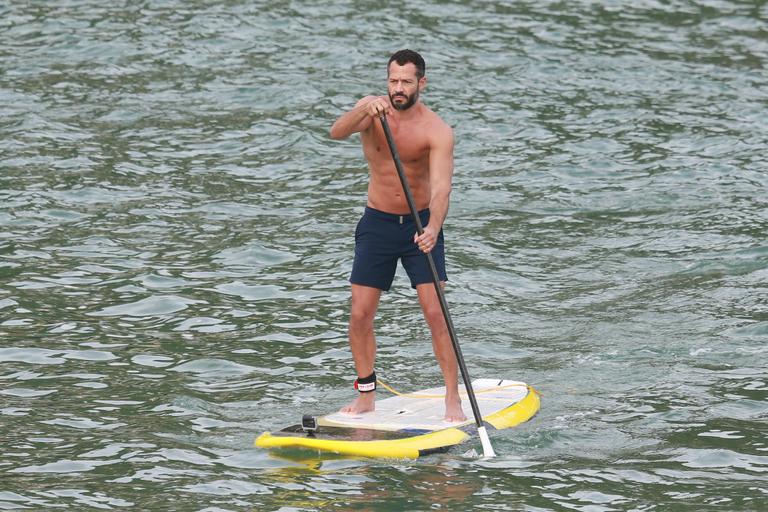 Malvino Salvador pratica Stand Up Paddle