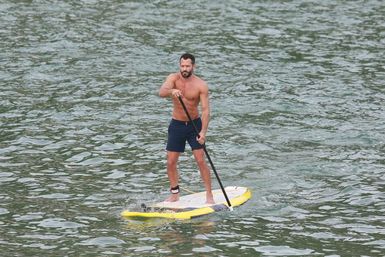 Malvino Salvador pratica Stand Up Paddle