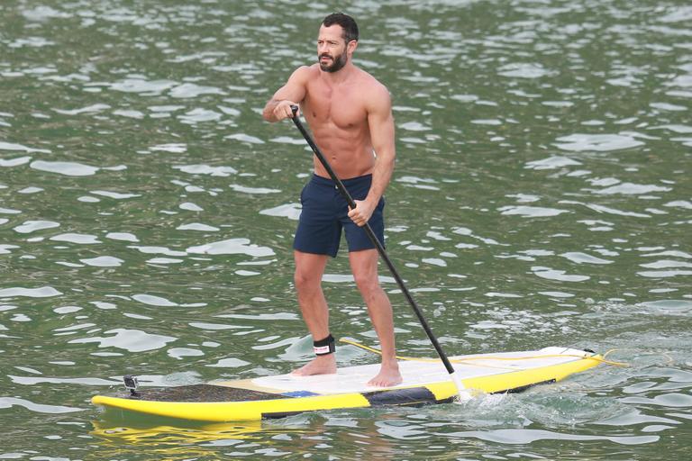 Malvino Salvador pratica Stand Up Paddle