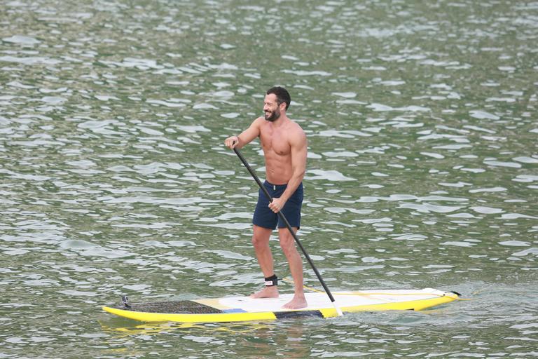 Malvino Salvador pratica Stand Up Paddle