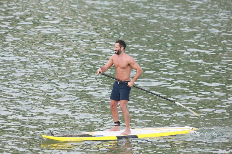 Malvino Salvador pratica Stand Up Paddle