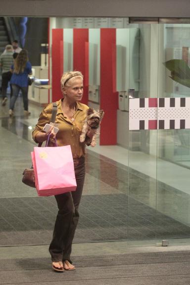 Xuxa e Sasha fazem compras em shopping no Rio de Janeiro