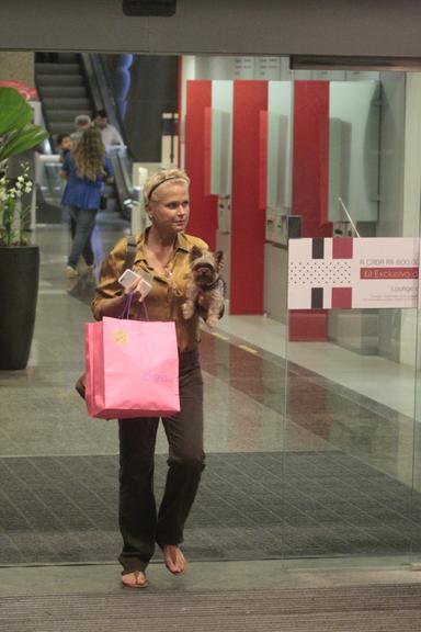 Xuxa e Sasha fazem compras em shopping no Rio de Janeiro