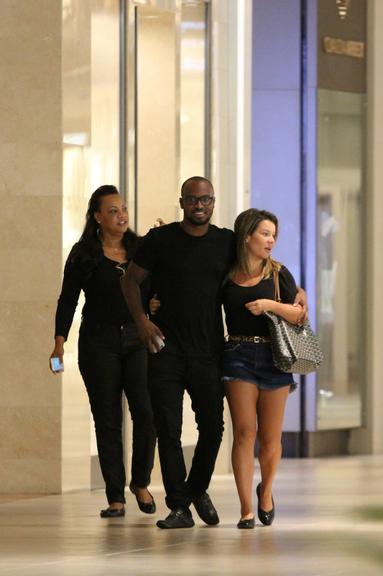 Fernanda Souza faz compras com Thiaguinho no Rio de Janeiro