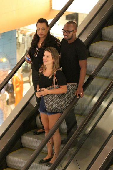 Fernanda Souza faz compras com Thiaguinho no Rio de Janeiro