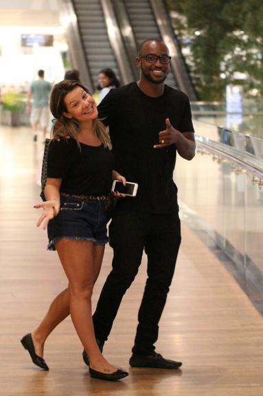 Fernanda Souza faz compras com Thiaguinho no Rio de Janeiro