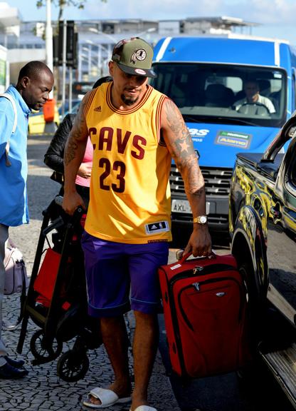 Naldo busca a mulher e a filha no aeroporto. Veja!